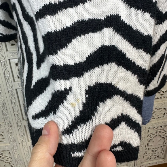 John Paul Richard Petite Black & White Animal Zebra Print 3/4 Sleeve Cardigan - Picture 5 of 9